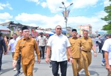 Andre Rosiade bersama pejabat pemerintah daerah meninjau lokasi kebakaran Pasar Blok Barat Kota Payakumbuh.