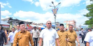 Andre Rosiade bersama pejabat pemerintah daerah meninjau lokasi kebakaran Pasar Blok Barat Kota Payakumbuh.