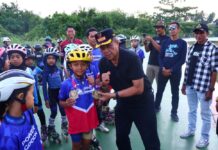 Wakil Wali Kota Payakumbuh Elzadaswarman menyematkan medali kepada atlet sepatu roda muda dari Payakumbuh Skate Club (PSC) yang meraih prestasi di ajang internasional, disaksikan rekan-rekan dan pelatih, di arena sepatu roda GOR Nan Ompek, Payakumbuh, Minggu (07/09/2025).