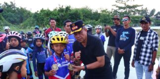 Wakil Wali Kota Payakumbuh Elzadaswarman menyematkan medali kepada atlet sepatu roda muda dari Payakumbuh Skate Club (PSC) yang meraih prestasi di ajang internasional, disaksikan rekan-rekan dan pelatih, di arena sepatu roda GOR Nan Ompek, Payakumbuh, Minggu (07/09/2025).