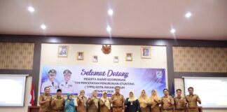 Pejabat Pemerintah Kota Payakumbuh berfoto bersama usai Rapat Koordinasi Tim Percepatan Penurunan Stunting (TPPS) Kota Payakumbuh Tahun 2025 di Aula Ngalau Indah Balai Kota Payakumbuh.