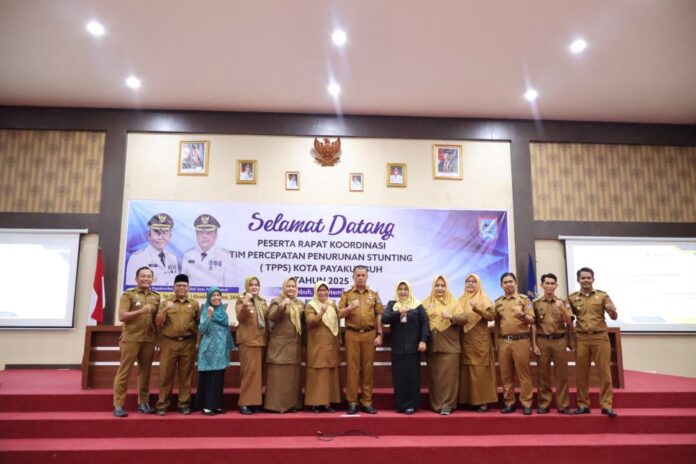 Pejabat Pemerintah Kota Payakumbuh berfoto bersama usai Rapat Koordinasi Tim Percepatan Penurunan Stunting (TPPS) Kota Payakumbuh Tahun 2025 di Aula Ngalau Indah Balai Kota Payakumbuh.