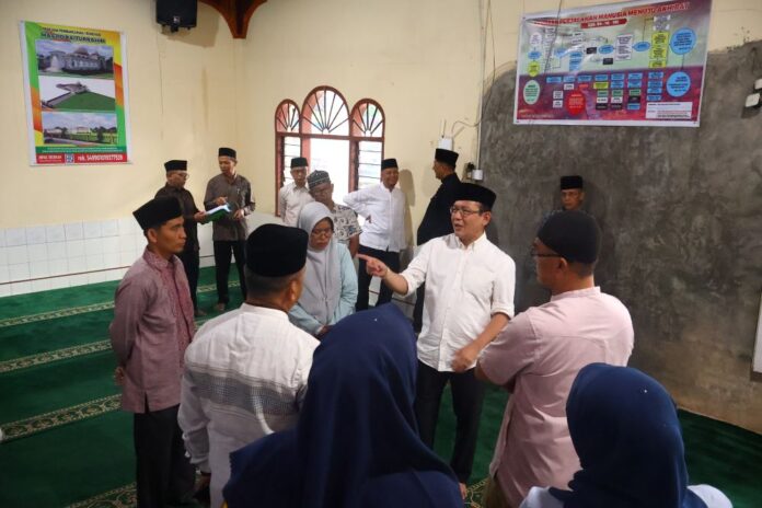 Wali Kota Payakumbuh Zulmaeta berdialog dengan warga di Masjid Baiturrahim Koto Panjang Payobasung.