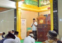 Wakil Wali Kota Payakumbuh Elzadaswarman memberikan sambutan usai pelaksanaan subuh berjamaah di Masjid Nurul Falah, Pakan Sinayan, Payakumbuh.