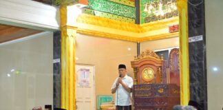 Wakil Wali Kota Payakumbuh Elzadaswarman memberikan sambutan usai pelaksanaan subuh berjamaah di Masjid Nurul Falah, Pakan Sinayan, Payakumbuh.