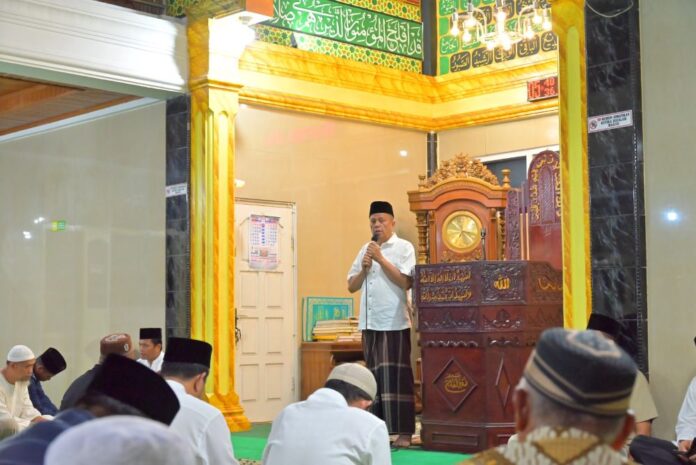 Wakil Wali Kota Payakumbuh Elzadaswarman memberikan sambutan usai pelaksanaan subuh berjamaah di Masjid Nurul Falah, Pakan Sinayan, Payakumbuh.