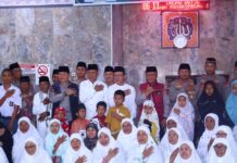 Wali Kota Payakumbuh, Kapolda Sumbar, jajaran pemerintah daerah, kepolisian, serta masyarakat berfoto bersama seusai pelaksanaan Gerakan Subuh Berjamaah di Masjid Baiturrahim, Payakumbuh.