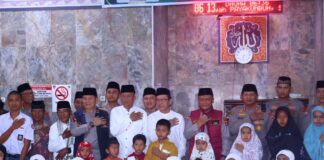 Wali Kota Payakumbuh, Kapolda Sumbar, jajaran pemerintah daerah, kepolisian, serta masyarakat berfoto bersama seusai pelaksanaan Gerakan Subuh Berjamaah di Masjid Baiturrahim, Payakumbuh.