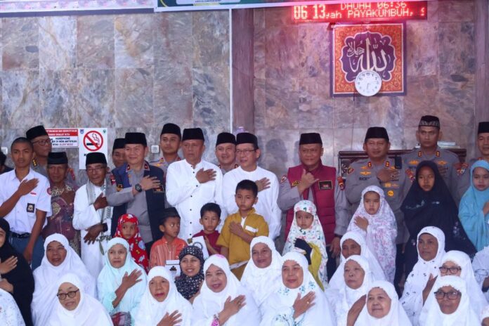 Wali Kota Payakumbuh, Kapolda Sumbar, jajaran pemerintah daerah, kepolisian, serta masyarakat berfoto bersama seusai pelaksanaan Gerakan Subuh Berjamaah di Masjid Baiturrahim, Payakumbuh.