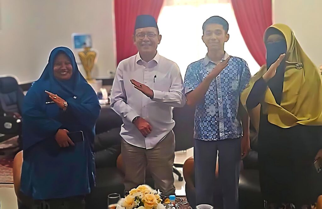 Wali Kota Payakumbuh foto bersama pelajar SMA 1 Payakumbuh Syahdan Hesa dan guru pendamping sebelum berangkat ke Water Rocket Competition 2025 di Malaysia.