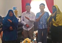 Wali Kota Payakumbuh foto bersama pelajar SMA 1 Payakumbuh Syahdan Hesa dan guru pendamping sebelum berangkat ke Water Rocket Competition 2025 di Malaysia.