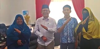 Wali Kota Payakumbuh foto bersama pelajar SMA 1 Payakumbuh Syahdan Hesa dan guru pendamping sebelum berangkat ke Water Rocket Competition 2025 di Malaysia.