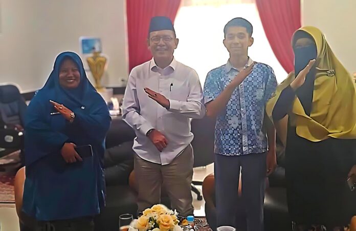 Wali Kota Payakumbuh foto bersama pelajar SMA 1 Payakumbuh Syahdan Hesa dan guru pendamping sebelum berangkat ke Water Rocket Competition 2025 di Malaysia.