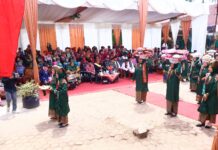 Perempuan Nagari Tiakar mengenakan pakaian adat Minangkabau membawa dulang berisi hidangan dalam tradisi Maanta Pabukoan pada program Satu Nagari Satu Event di Kota Payakumbuh.