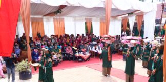 Perempuan Nagari Tiakar mengenakan pakaian adat Minangkabau membawa dulang berisi hidangan dalam tradisi Maanta Pabukoan pada program Satu Nagari Satu Event di Kota Payakumbuh.