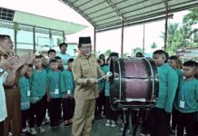 Wali Kota Payakumbuh Zulmaeta memukul drum sebagai tanda pelepasan kontingen Marching Band SD IT IPHI menuju Lomba Piala Raja Hamengkubuwono 2025 di Yogyakarta.