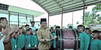 Wali Kota Payakumbuh Zulmaeta memukul drum sebagai tanda pelepasan kontingen Marching Band SD IT IPHI menuju Lomba Piala Raja Hamengkubuwono 2025 di Yogyakarta.