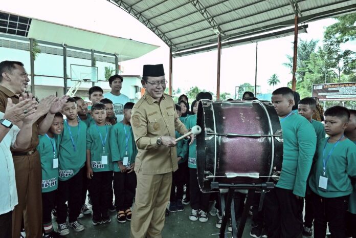 Wali Kota Payakumbuh Zulmaeta memukul drum sebagai tanda pelepasan kontingen Marching Band SD IT IPHI menuju Lomba Piala Raja Hamengkubuwono 2025 di Yogyakarta.