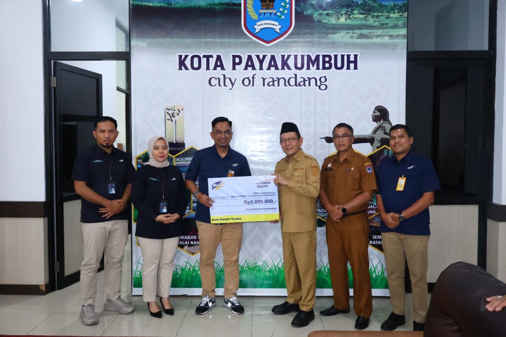 Wali Kota Payakumbuh Zulmaeta menerima bantuan CSR senilai Rp5 juta dari Mandiri Taspen untuk korban kebakaran Pasar Payakumbuh.