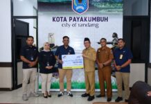 Wali Kota Payakumbuh Zulmaeta menerima bantuan CSR senilai Rp5 juta dari Mandiri Taspen untuk korban kebakaran Pasar Payakumbuh.