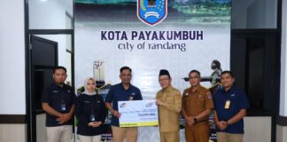 Wali Kota Payakumbuh Zulmaeta menerima bantuan CSR senilai Rp5 juta dari Mandiri Taspen untuk korban kebakaran Pasar Payakumbuh.