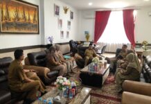 Wali Kota Payakumbuh Zulmaeta menerima kunjungan silaturahmi Kepala BPOM Payakumbuh Dio Ramondrana di ruang kerjanya untuk membahas pengawasan pangan dan obat.