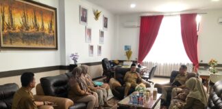 Wali Kota Payakumbuh Zulmaeta menerima kunjungan silaturahmi Kepala BPOM Payakumbuh Dio Ramondrana di ruang kerjanya untuk membahas pengawasan pangan dan obat.