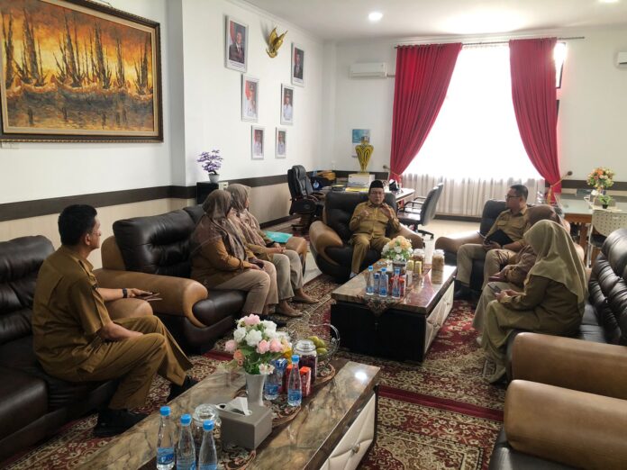 Wali Kota Zulmaeta Terima Kunjungan Kepala BPOM Payakumbuh Bahas Pengawasan Pangan dan Obat Wali Kota Payakumbuh Zulmaeta menerima kunjungan silaturahmi Kepala BPOM Payakumbuh Dio Ramondrana di ruang kerjanya untuk membahas pengawasan pangan dan obat.