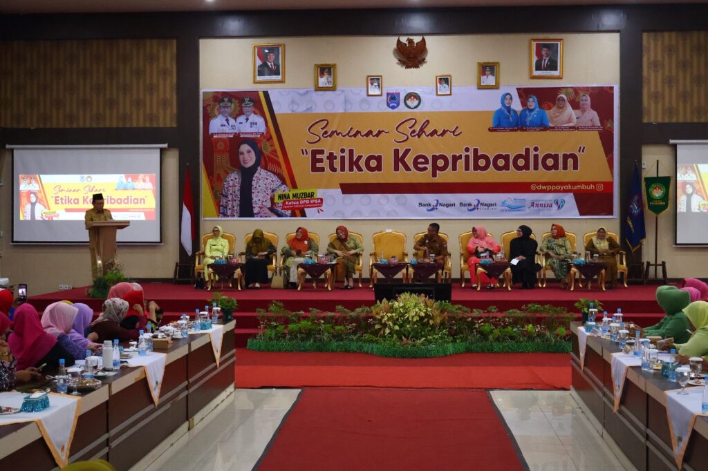 Wali Kota Payakumbuh Zulmaeta membuka Seminar Sehari “Etika Kepribadian” yang digelar Dharma Wanita Persatuan (DWP) Kota Payakumbuh di Aula Ngalau Indah Balai Kota.