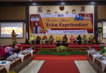 Wali Kota Payakumbuh Zulmaeta membuka Seminar Sehari “Etika Kepribadian” yang digelar Dharma Wanita Persatuan (DWP) Kota Payakumbuh di Aula Ngalau Indah Balai Kota.