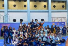 Atlet senam Kota Payakumbuh berpose gembira usai mempertahankan gelar Juara Umum Kejurprov Gymnastics Sumbar 2025 di GOR Nan Ompek, Kubu Gadang.