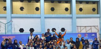 Atlet senam Kota Payakumbuh berpose gembira usai mempertahankan gelar Juara Umum Kejurprov Gymnastics Sumbar 2025 di GOR Nan Ompek, Kubu Gadang.