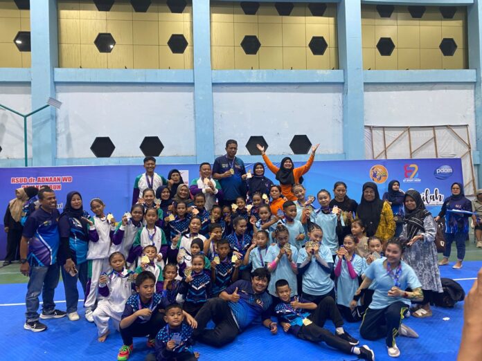 Atlet senam Kota Payakumbuh berpose gembira usai mempertahankan gelar Juara Umum Kejurprov Gymnastics Sumbar 2025 di GOR Nan Ompek, Kubu Gadang.