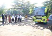 Wakil Wali Kota Payakumbuh Elzadaswarman melepas keberangkatan orang tua siswa yang anaknya diterima di SMA Taruna Nusantara menuju Magelang.