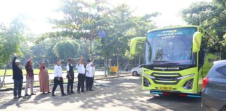 Wakil Wali Kota Payakumbuh Elzadaswarman melepas keberangkatan orang tua siswa yang anaknya diterima di SMA Taruna Nusantara menuju Magelang.