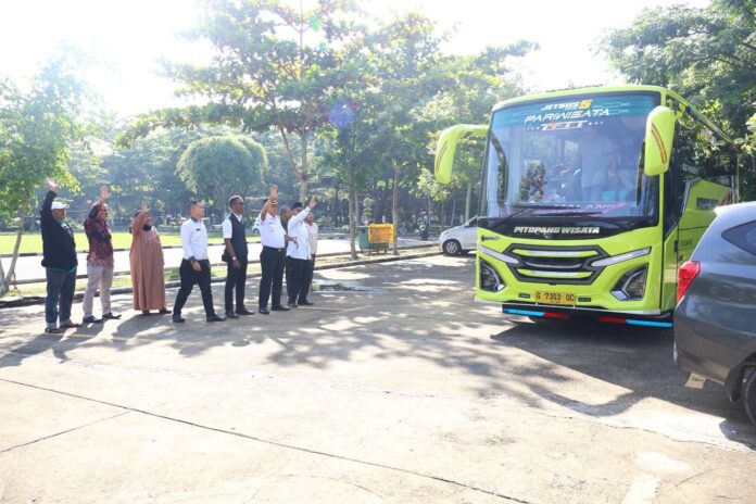 Wakil Wali Kota Payakumbuh Elzadaswarman melepas keberangkatan orang tua siswa yang anaknya diterima di SMA Taruna Nusantara menuju Magelang.