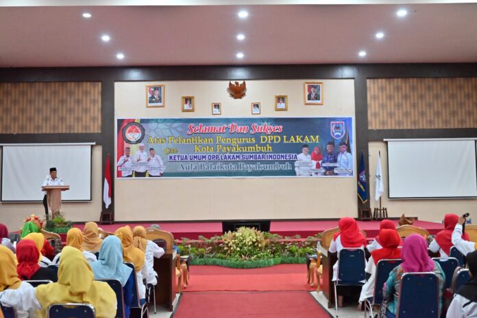 Wakil Wali Kota Payakumbuh Elzadaswarman menyampaikan sambutan pada pelantikan pengurus DPD Lembaga Advokasi Kebudayaan dan Adat Minangkabau (LAKAM) Kota Payakumbuh di Aula Balai Kota Payakumbuh.