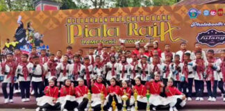 Marching Band Gema Nada SD IT IPHI Payakumbuh berfoto bersama setelah meraih Juara Umum Junior Brass pada Kejuaraan Marching Band Piala Raja Hamengkubuwono X di Yogyakarta.