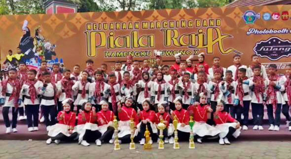 Marching Band Gema Nada SD IT IPHI Payakumbuh Juara Umum Piala Raja Hamengkubuwono X Marching Band Gema Nada SD IT IPHI Payakumbuh berfoto bersama setelah meraih Juara Umum Junior Brass pada Kejuaraan Marching Band Piala Raja Hamengkubuwono X di Yogyakarta.