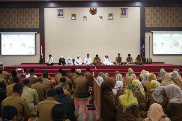 Aparatur Sipil Negara (ASN) Kota Payakumbuh mengikuti Wirid Pengajian ASN bersama Syaikh Nayif Al-‘Utaibi dari Universitas Islam Madinah di Aula Ngalau Indah Balai Kota Payakumbuh.