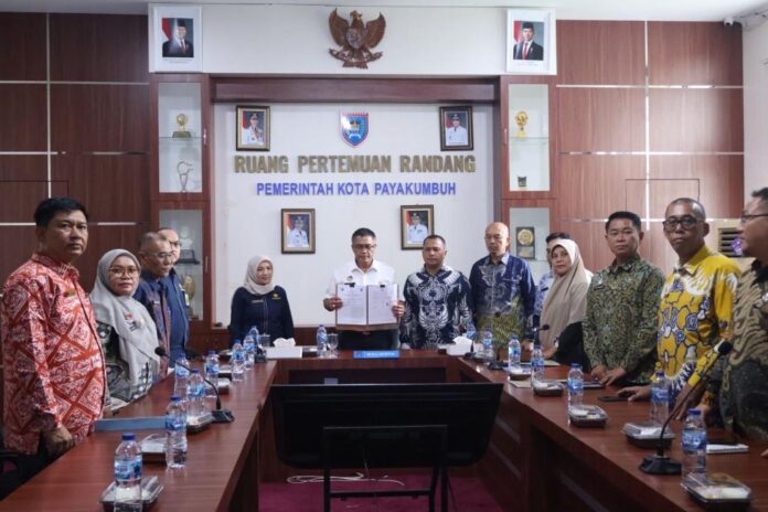 Pemko Payakumbuh Teken Kerja Sama Optimalisasi Data dan Informasi Perpajakan Wali Kota Payakumbuh menandatangani Perjanjian Kerja Sama Optimalisasi Pemanfaatan Data dan Informasi Perpajakan di Ruang Randang Balai Kota Payakumbuh bersama jajaran pemerintah daerah.