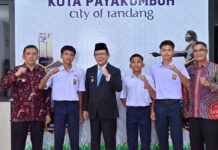 Payakumbuh Kembali Ukir Prestasi, Tiga Siswa SMPN 1 Lolos ke GSI Nasional 2025 Wali Kota Payakumbuh Zulmaeta berfoto bersama tiga siswa SMPN 1 Payakumbuh yang akan mewakili Sumatera Barat pada ajang Gala Siswa Indonesia (GSI) Nasional 2025 di Bogor.