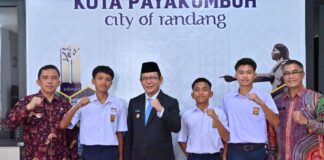 Wali Kota Payakumbuh Zulmaeta berfoto bersama tiga siswa SMPN 1 Payakumbuh yang akan mewakili Sumatera Barat pada ajang Gala Siswa Indonesia (GSI) Nasional 2025 di Bogor.