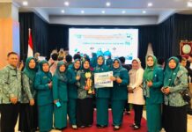 Dasa Wisma Teratai Putih IV Harumkan Payakumbuh di Ajang PKK Berprestasi Sumbar 2025 Kelompok Dasa Wisma Teratai Putih IV dari Kota Payakumbuh berfoto bersama usai menerima penghargaan Juara III Lomba Ketua Kelompok Dasa Wisma Berprestasi Tingkat Provinsi Sumatera Barat 2025 di Padang