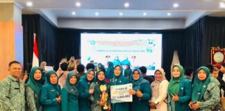 Kelompok Dasa Wisma Teratai Putih IV dari Kota Payakumbuh berfoto bersama usai menerima penghargaan Juara III Lomba Ketua Kelompok Dasa Wisma Berprestasi Tingkat Provinsi Sumatera Barat 2025 di Padang