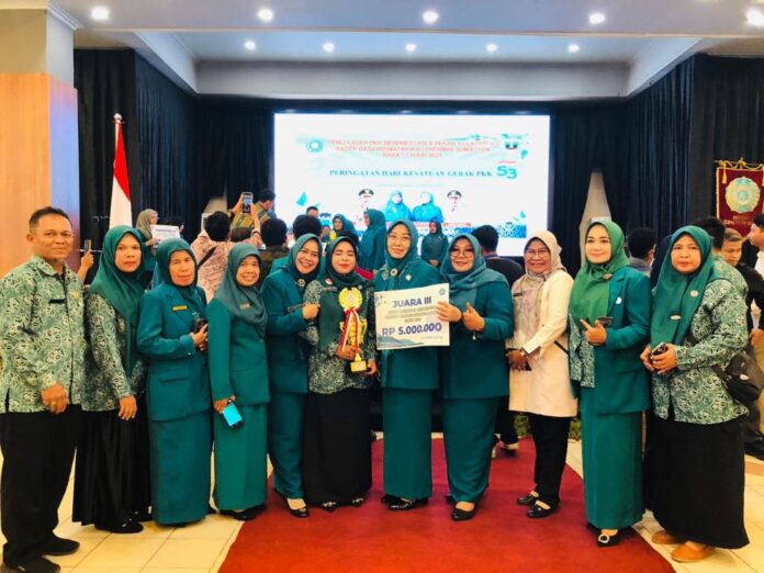 Dasa Wisma Teratai Putih IV Payakumbuh Raih Juara III Provinsi Sumbar 🗒️ Keterangan Foto: Kelompok Dasa Wisma Teratai Putih IV dari Kota Payakumbuh berfoto bersama usai menerima penghargaan Juara III Lomba Ketua Kelompok Dasa Wisma Berprestasi Tingkat Provinsi Sumatera Barat 2025 di Padang