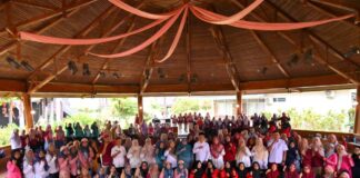 Kader posyandu dari delapan puskesmas di Kota Payakumbuh berfoto bersama usai mengikuti Jambore Kader Posyandu Bidang Kesehatan 2025 di Rumah Gadang Sungai Beringin.