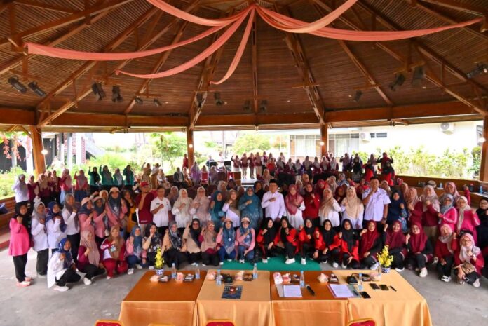 Kader posyandu dari delapan puskesmas di Kota Payakumbuh berfoto bersama usai mengikuti Jambore Kader Posyandu Bidang Kesehatan 2025 di Rumah Gadang Sungai Beringin.