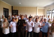 Cegah Suap dan Gratifikasi, Pemko Payakumbuh Dorong ASN Berani Lapor Lewat WBS Pegawai Pemko Payakumbuh bersama narasumber dari Kejaksaan Negeri Payakumbuh berpose bersama usai Sosialisasi Suap, Gratifikasi, dan Whistle Blowing System (WBS) di Aula Inspektorat Kota Payakumbuh.