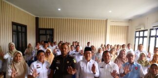 Pegawai Pemko Payakumbuh bersama narasumber dari Kejaksaan Negeri Payakumbuh berpose bersama usai Sosialisasi Suap, Gratifikasi, dan Whistle Blowing System (WBS) di Aula Inspektorat Kota Payakumbuh.